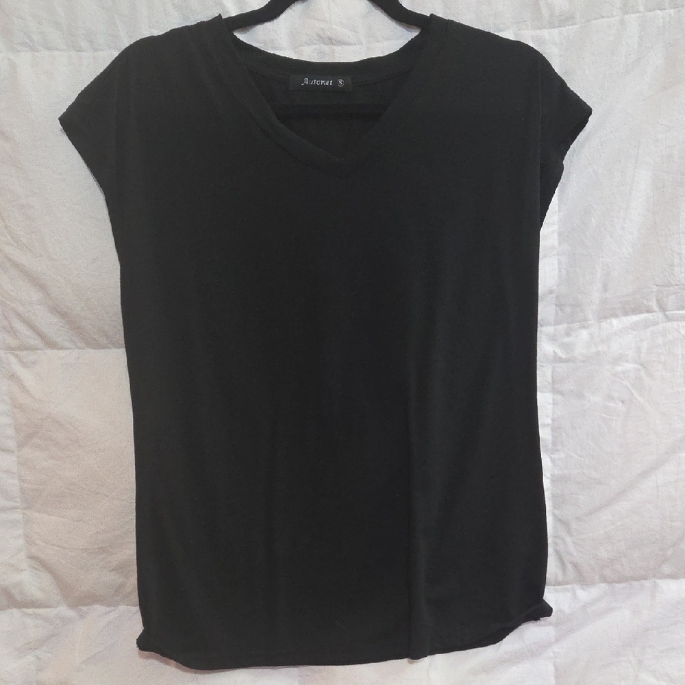 Aritzia Women's Black V-Neck Short Sleeve Tee
